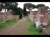 08112 ostia - regio v - semita dei cippi - ecke - via della fortuna della annonaria - bli ri sueden - 01-2024.jpg